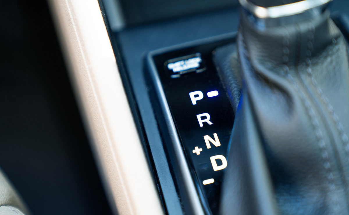 Nahaufnahme eines Automatikgetriebes mit eingelegter Parkstellung (P).