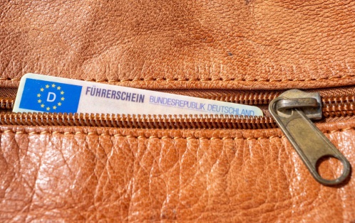 Fahrschüler des Fahrschulcenter Aschaffenburg bereitet sich mit Theorieunterlagen auf das Aufbauseminar vor