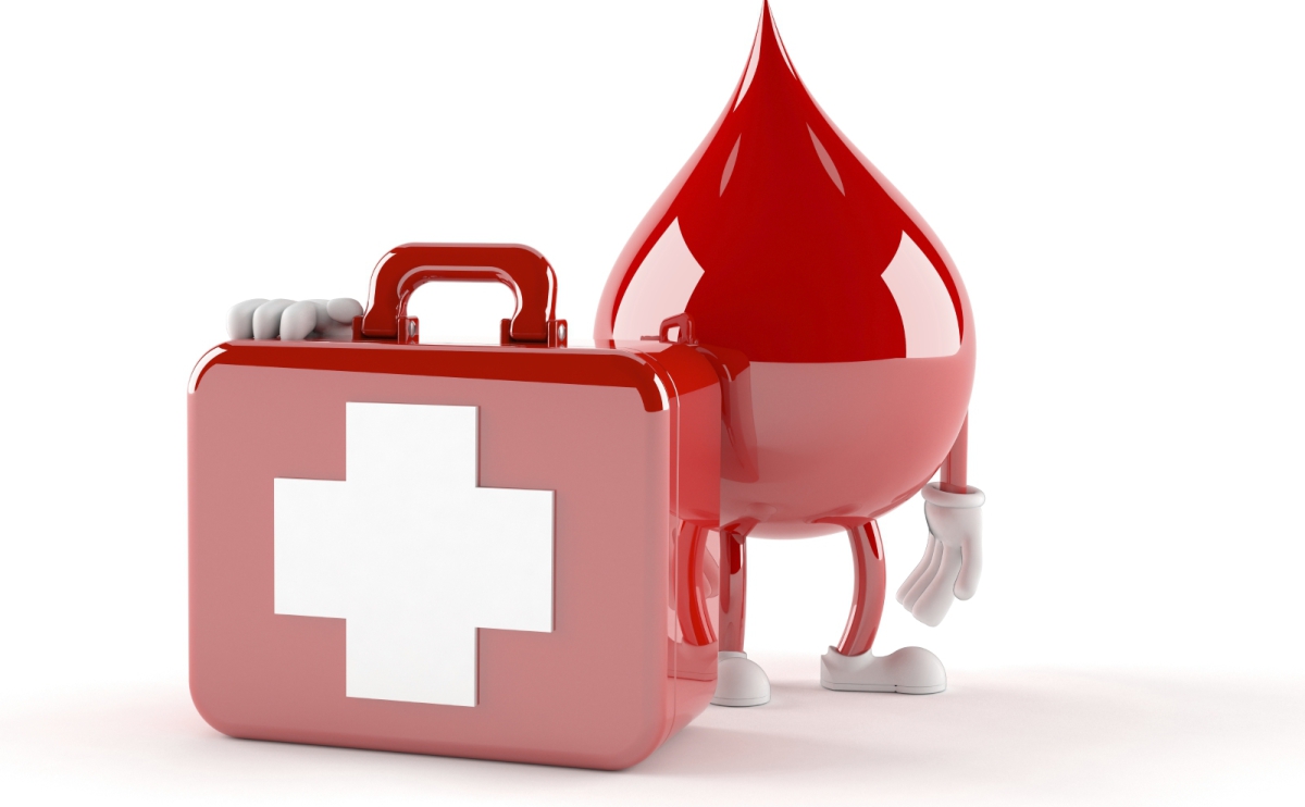 Roter Blutstropfen mit Armen und Beinen steht neben einem Erste-Hilfe-Koffer mit weißem Kreuz.