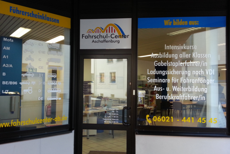 Schaufenster des Fahrschul-Centers Aschaffenburg mit Informationen zu Führerscheinklassen und Ausbildungsangeboten.